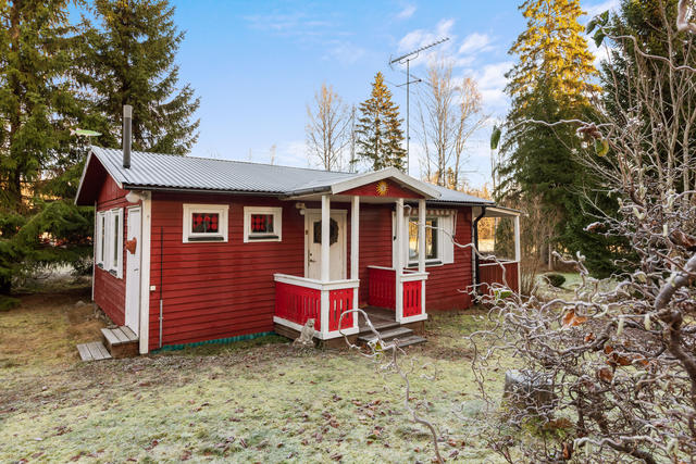 Rött fritidshus med vita knutar.