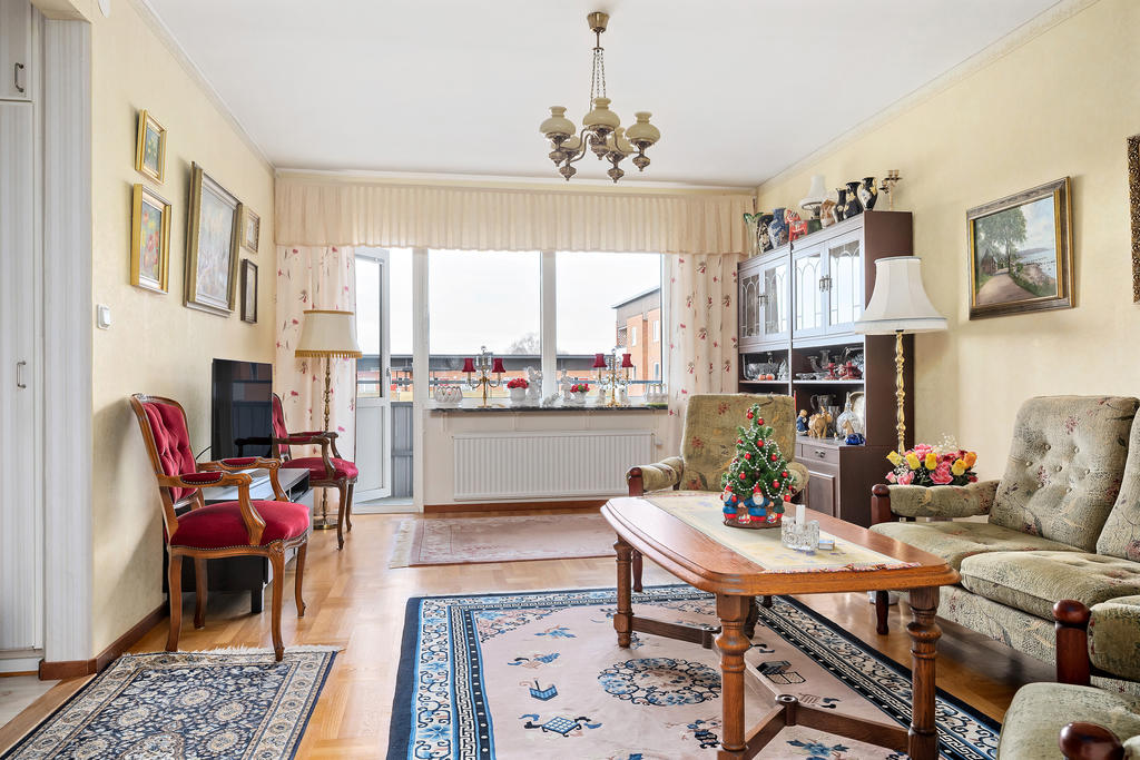 Ljust och luftigt vardagsrum med utgång till balkong