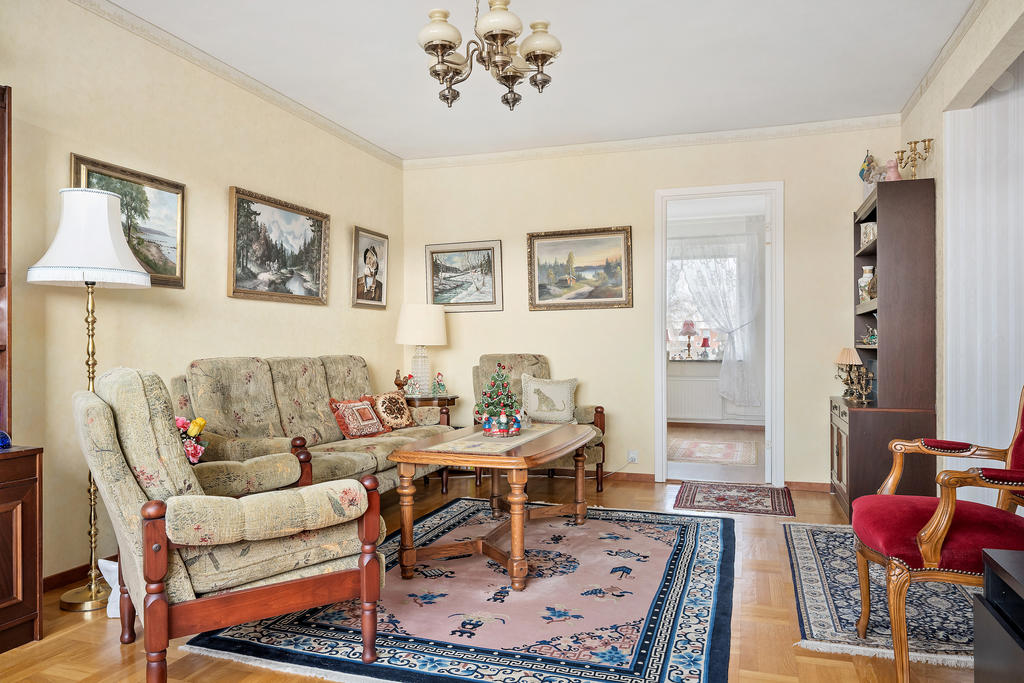 Plats för både soffgrupp och matplats i samband med vardagsrummet