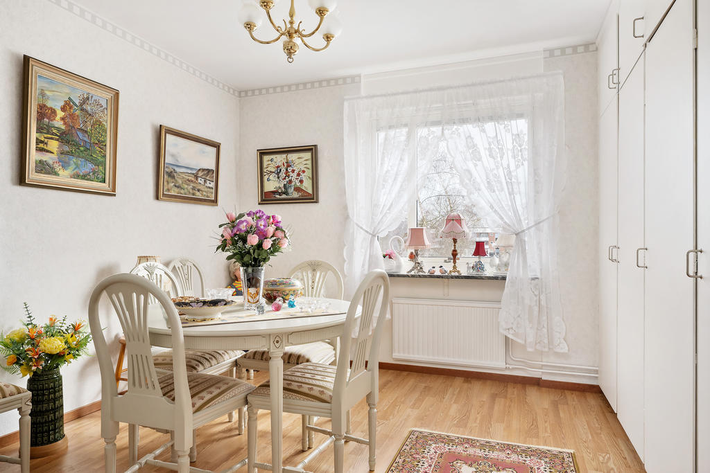 Sovrum med garderober längs med ena väggen