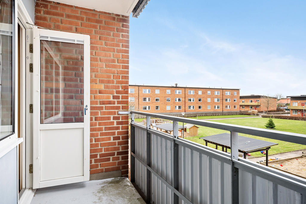 Utgång till balkong i västerläge