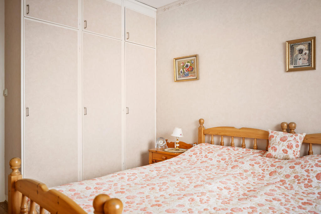 Garderober längs med väggen i samband med sovrummet