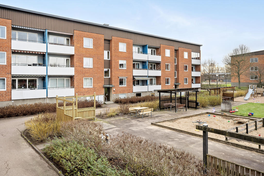 Utsikt över innergården med lekplats