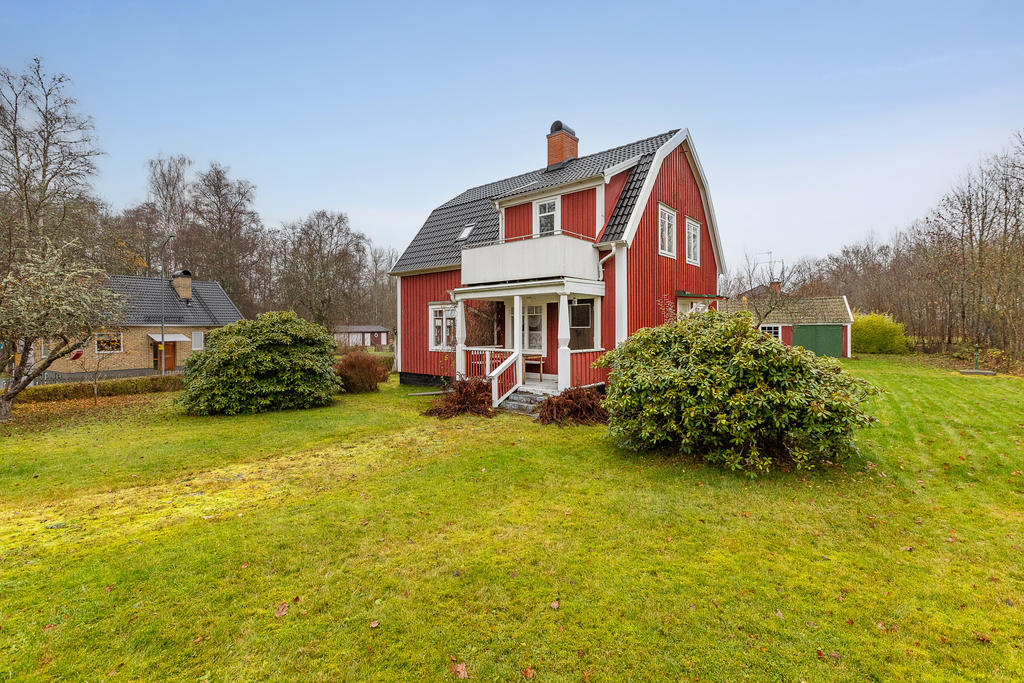 Altan vid entrén som rymmer ett minder bord