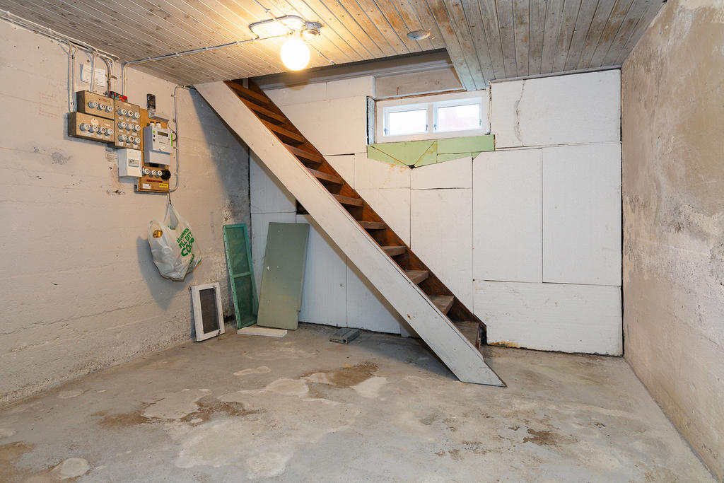 Trappan ner till källaren från groventrén
