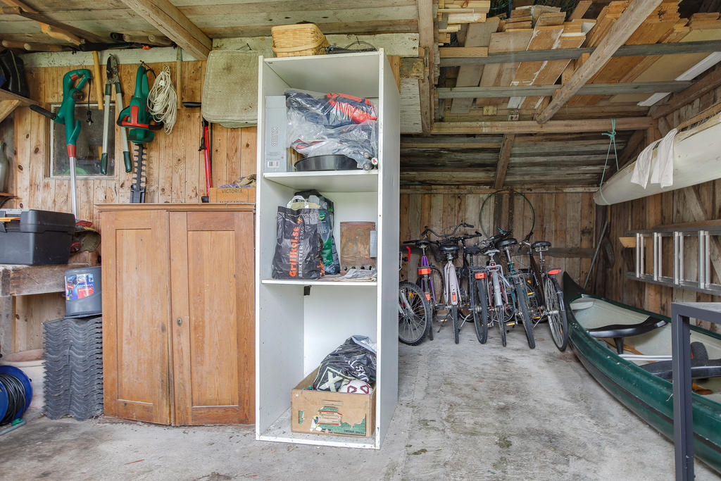 Förråd i uthuset 