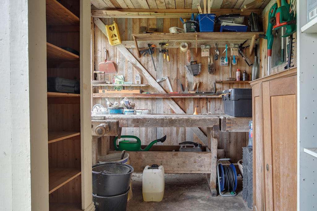 Arbetsbänk i uthuset