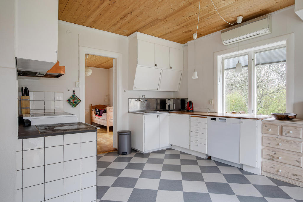 Från arbetsbänken i köket har man utsikt mot  den egna baksidan