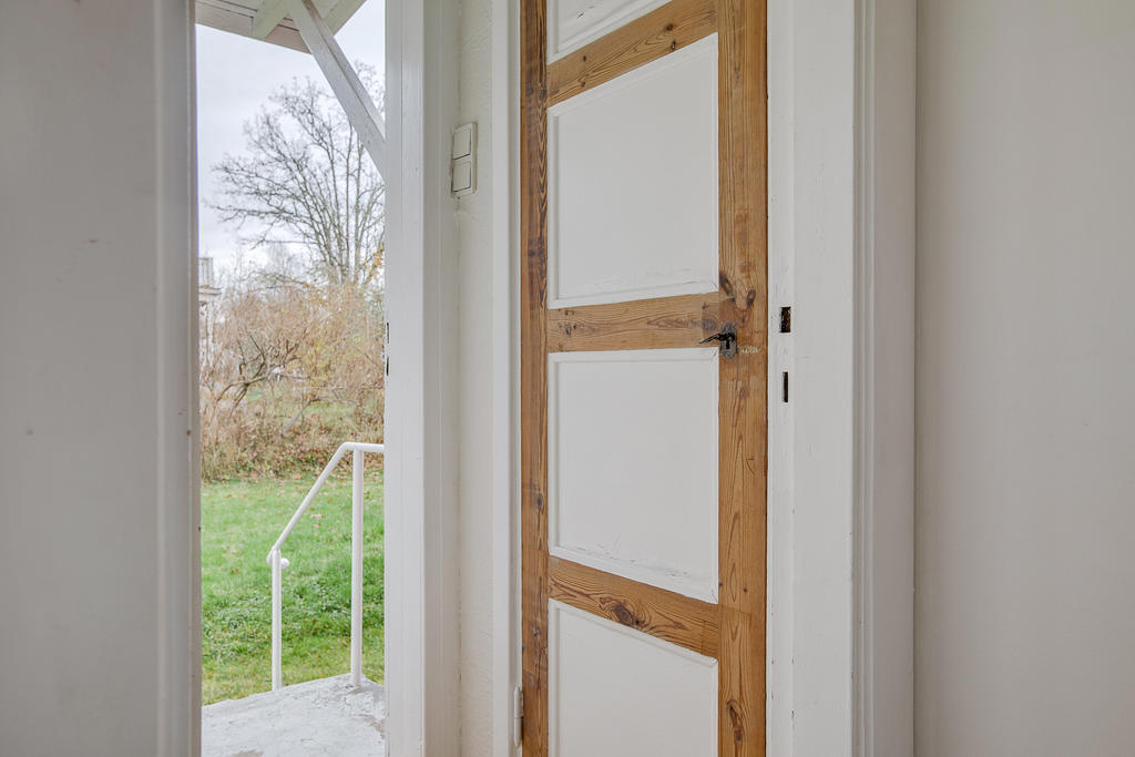 Vacker dörr leder ner till källaren