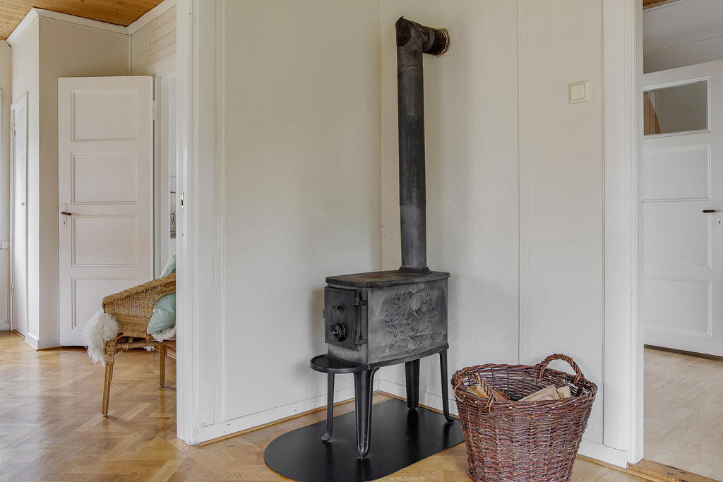 Fin och effektiv kamin i vardagsrummet 