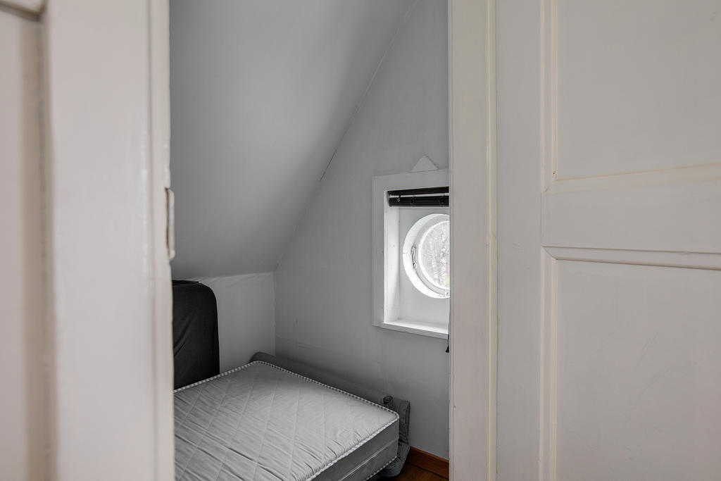 I en av kattvindarna är en extra sovplats inredd