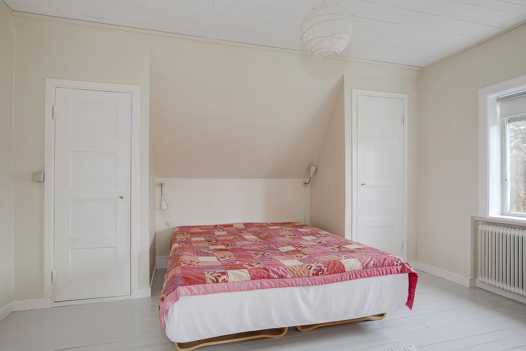 Sovrum med gott om förvaring i kattvinden