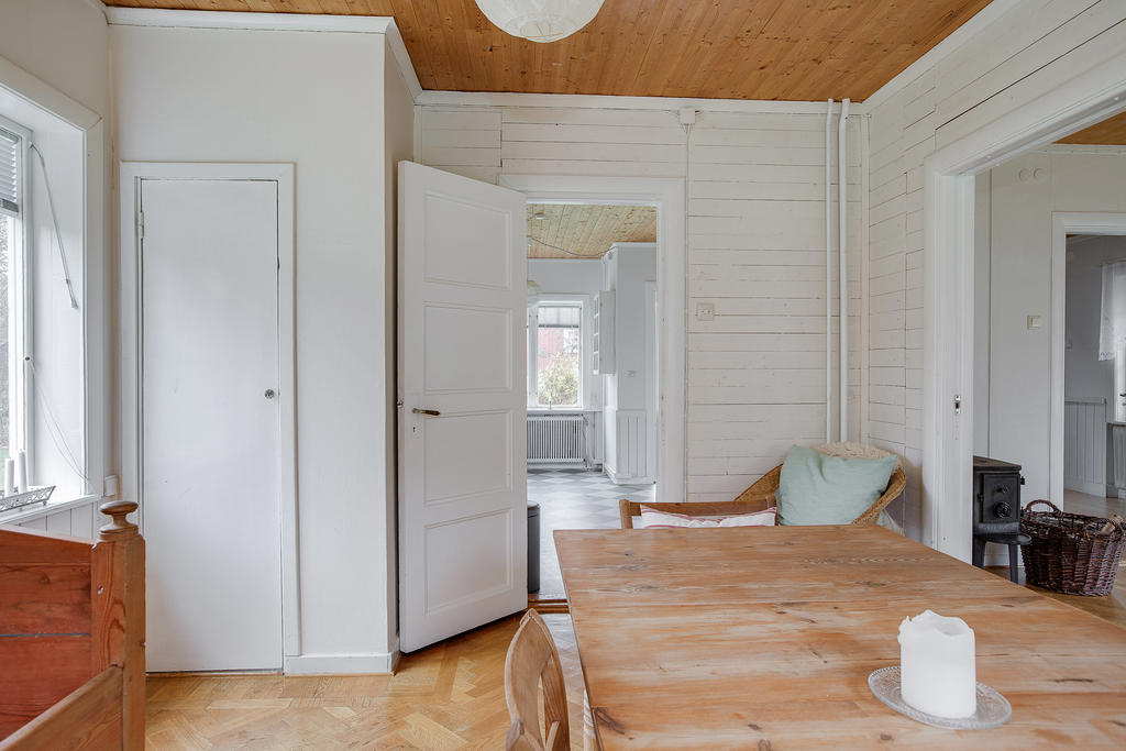 Matrum beläget mellan köket och vardagsrummet 