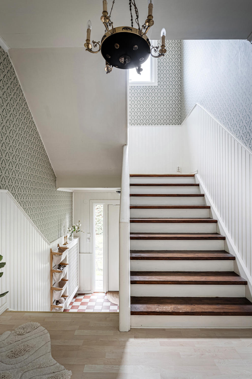 Entré till vänster och trappan som leder upp till våningsplan två till höger.