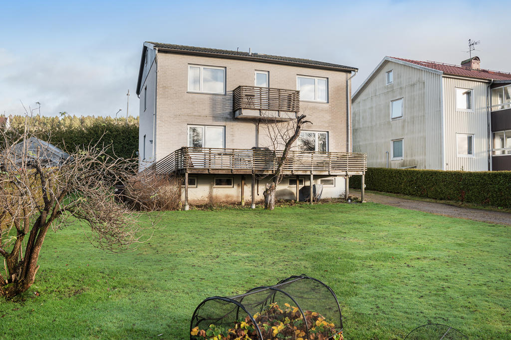 Bostadens framsida med altan och balkong som vetter mot sjön Gerdsken.