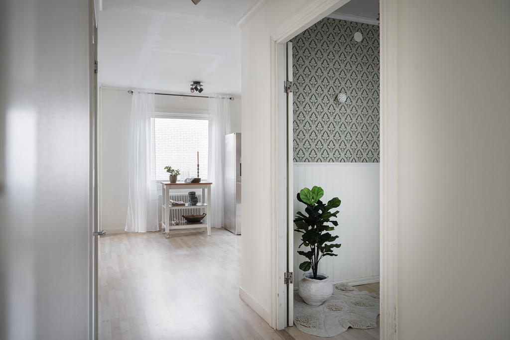 Trapphus till höger, badrum till vänster och köket rätt fram. 