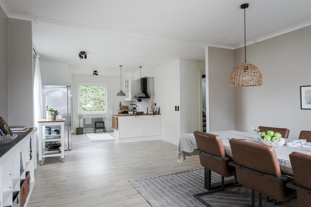 Öppen planlösning mellan kök och matsal.