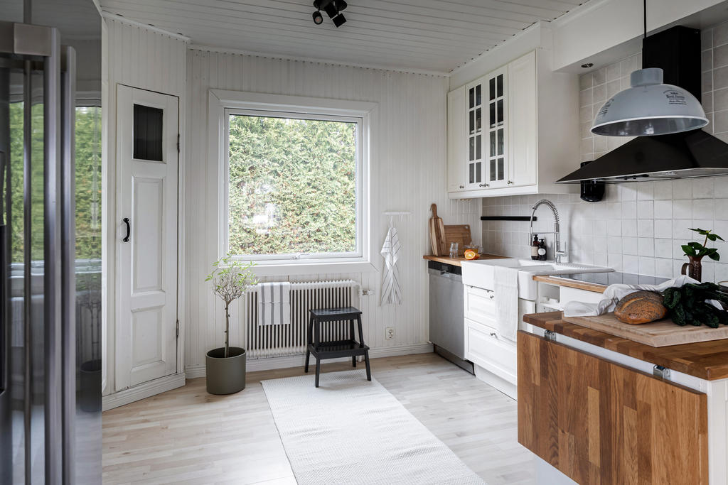 Kök med skafferi till vänster.