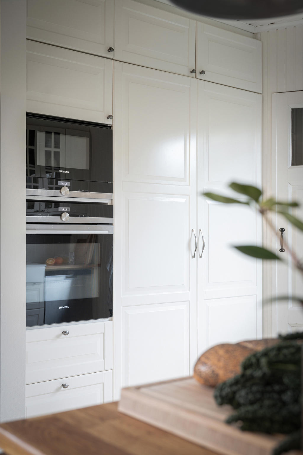 Kök med gott om plats för förvaring.