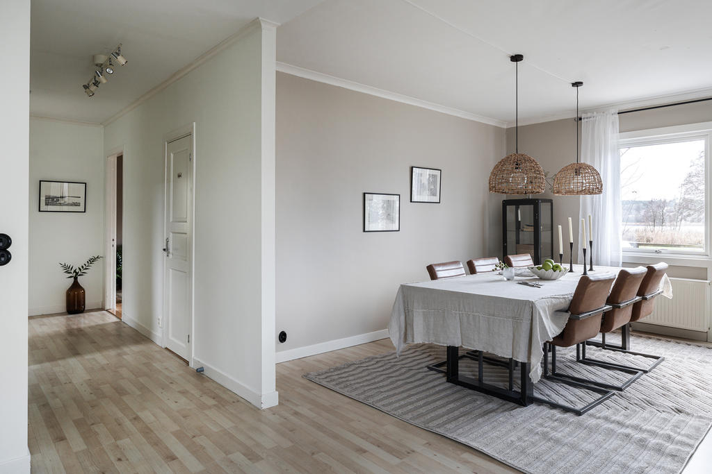 Öppen planlösning mot matsalen.