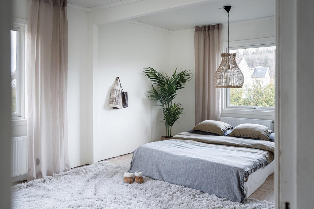 Nyrenoverat, stort sovrum.