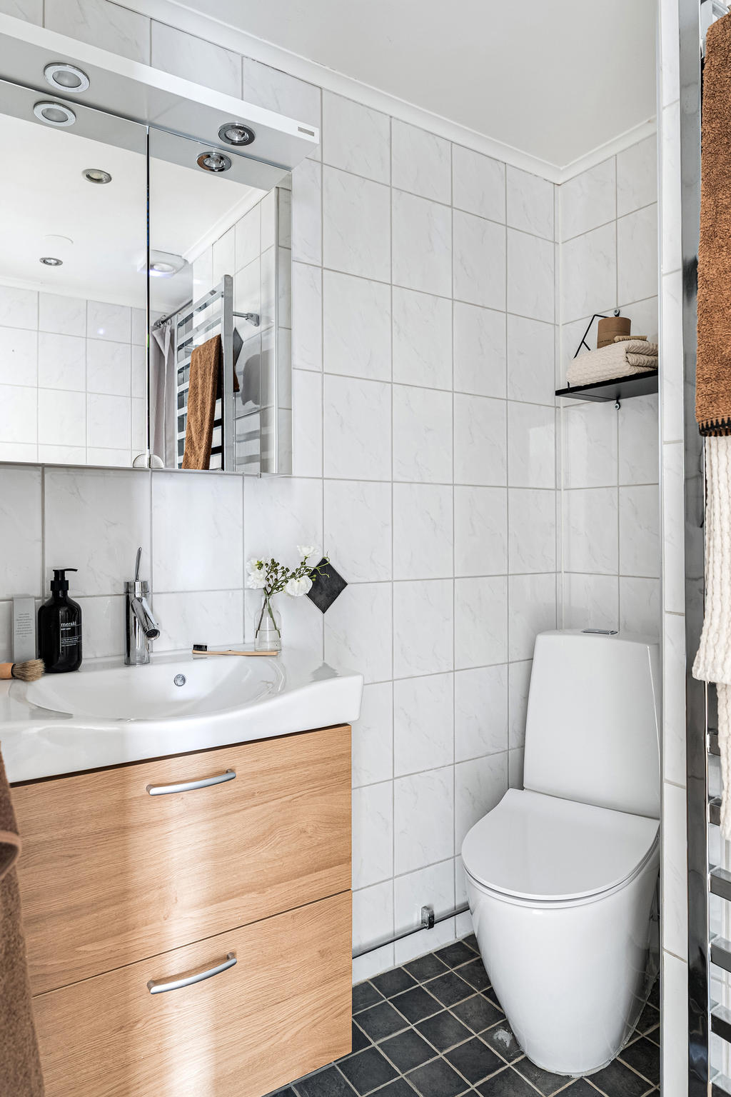 Helkaklat badrum på entréplan. 