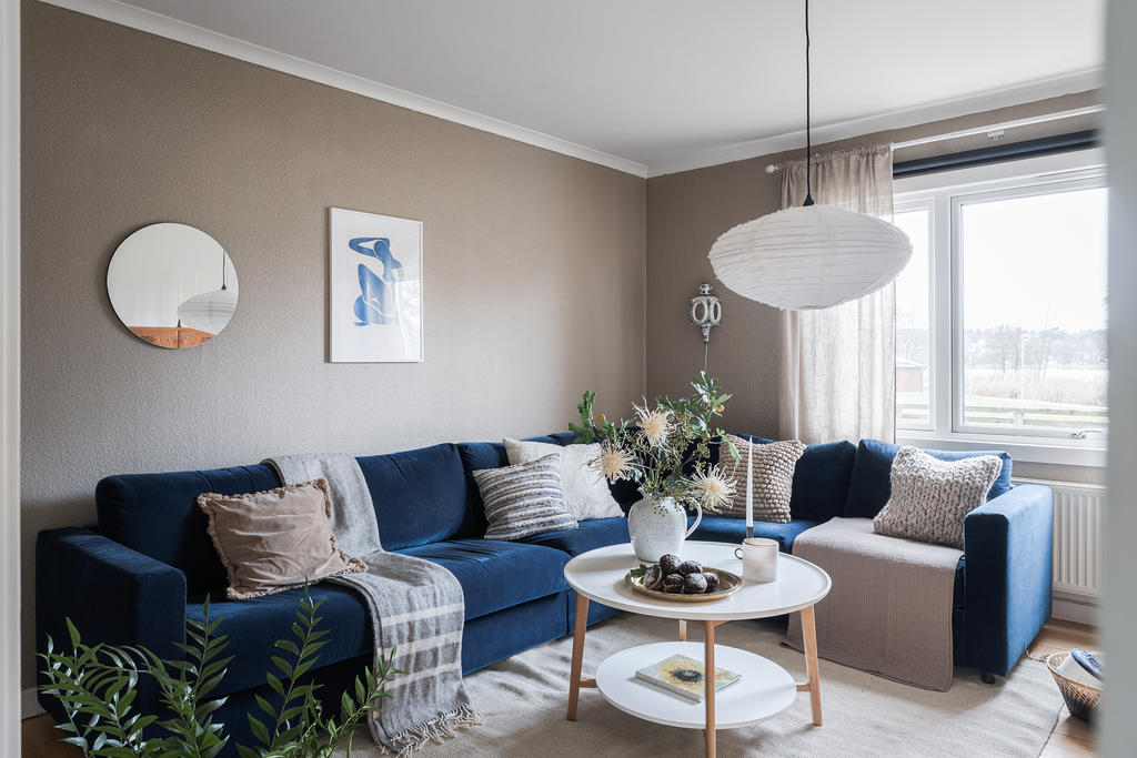 Vardagsrum på entréplan som även går att använda som sovrum.