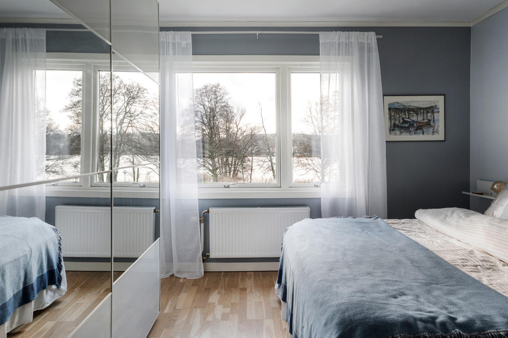 Sovrum med vacker utsikt över sjön Gerdsken.