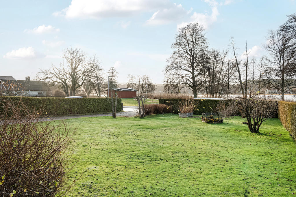 Stor tomt på bostadens framsida. 