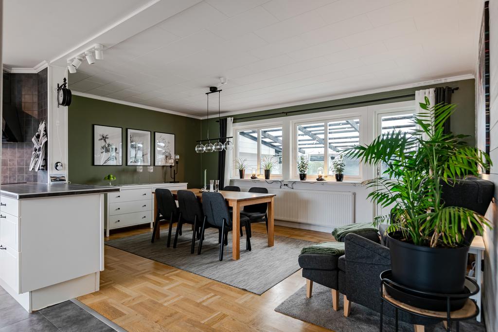 Kök och vardagsrum i öppen planlösning