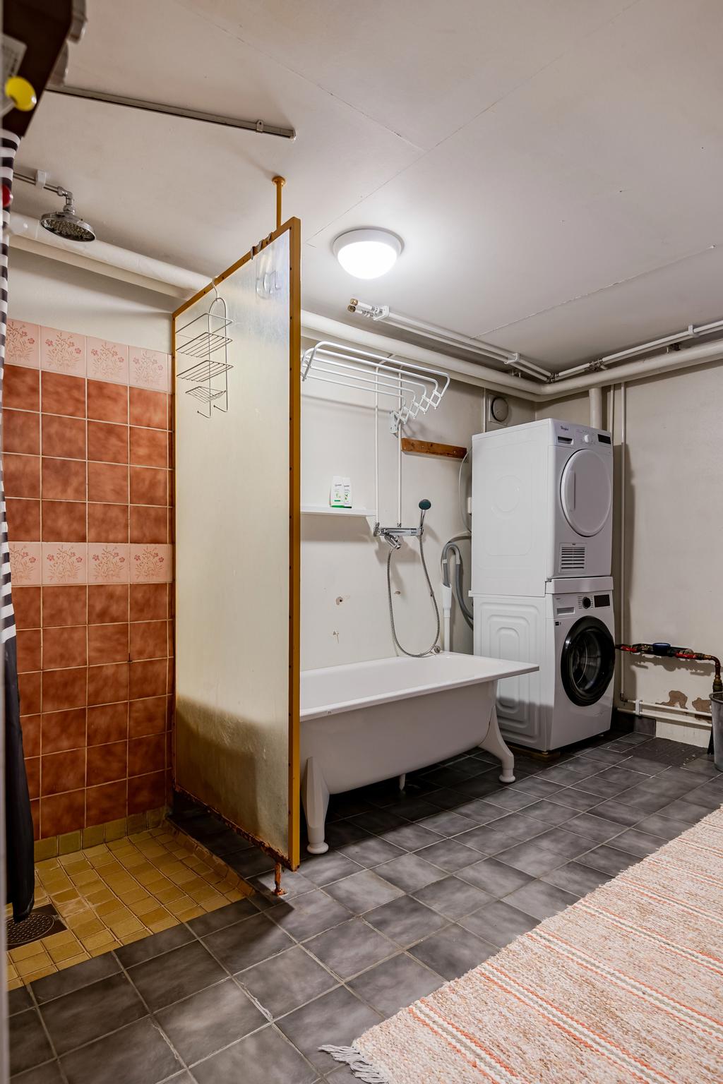 Tvättstuga med badkar