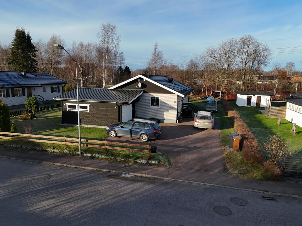 Uppfart med plats för flera bilar. 