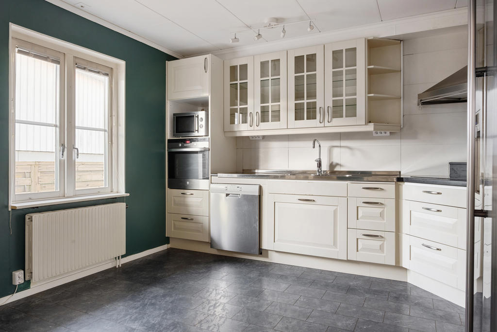 Kök med plats för matsalsbord