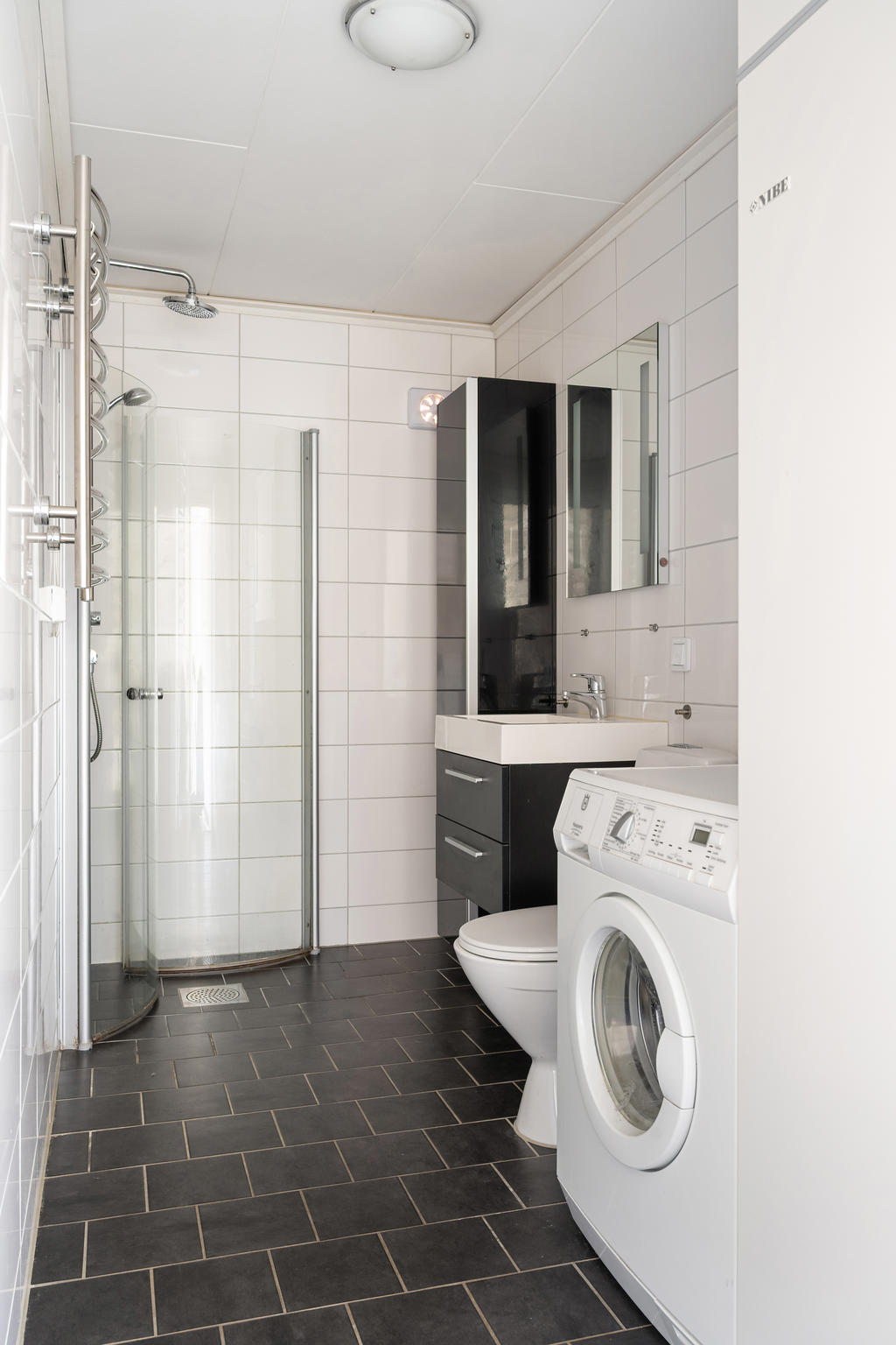 Helkaklat badrum med dusch & tvätt, entréplan