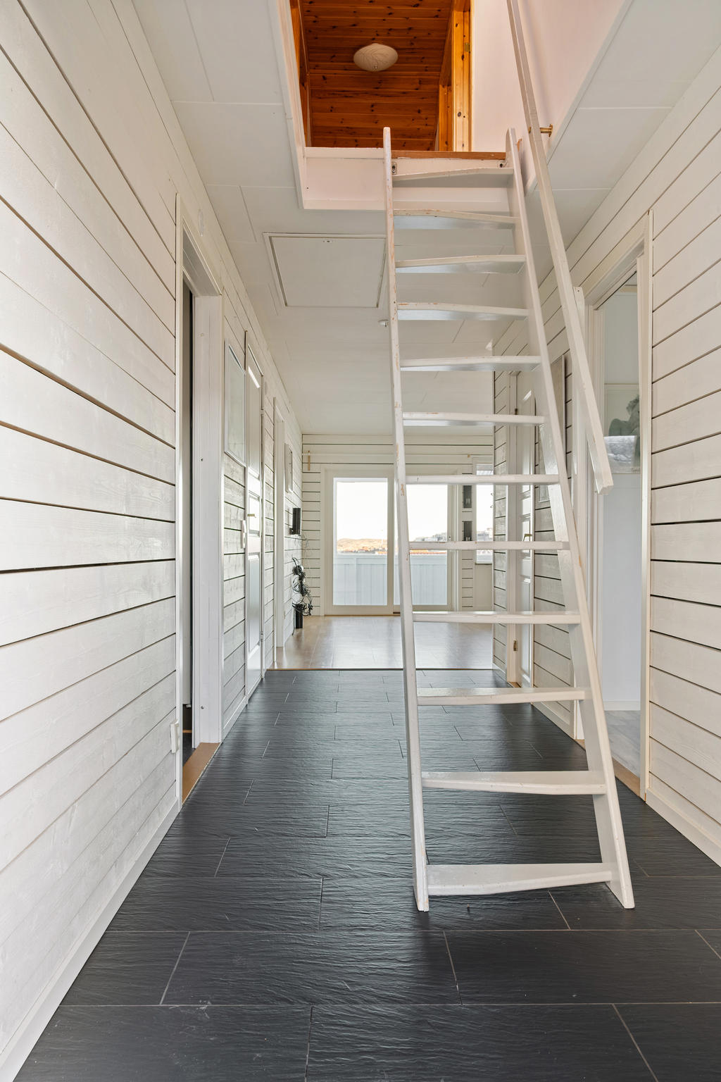 Upp till vinden/loftet