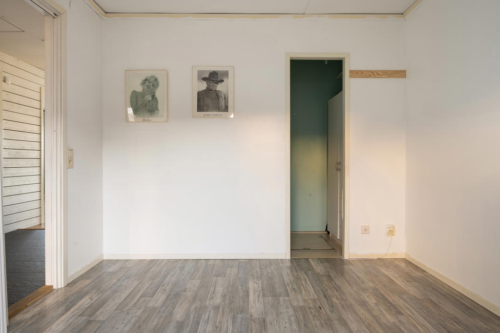 Sovrum 1 med klädkammare, entréplan