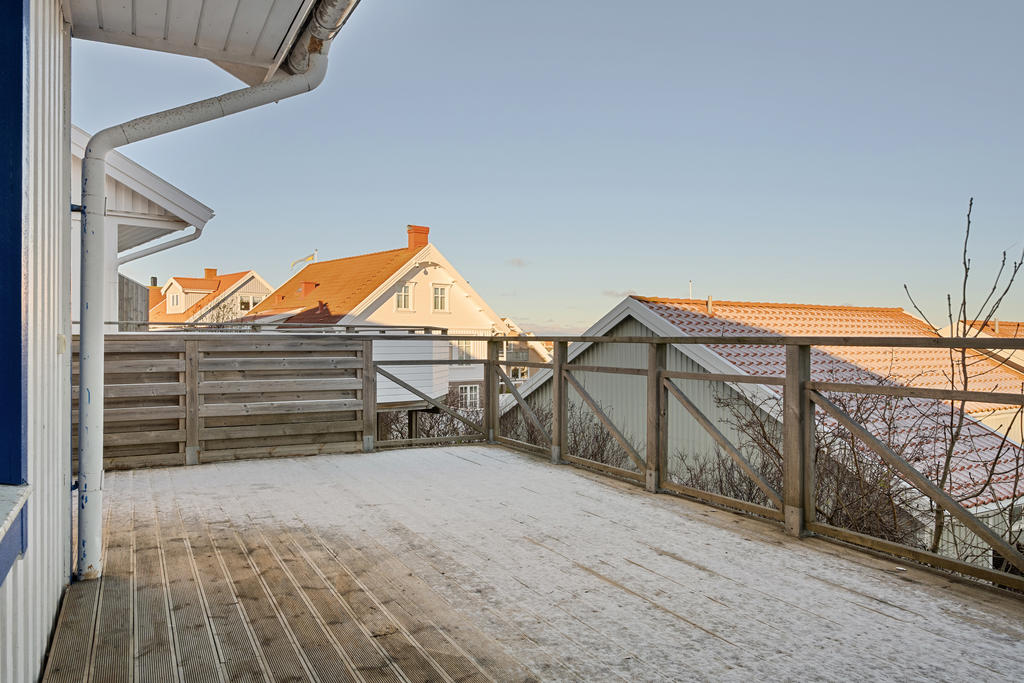 Här finns plats för både loungemöbel och matsalsgrupp 