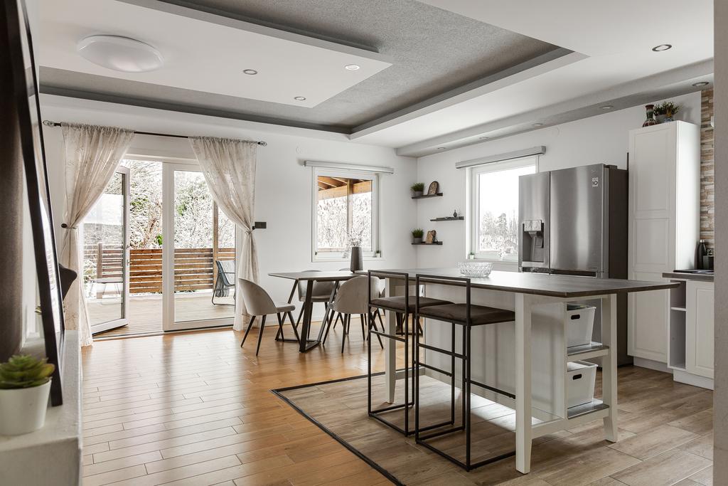 Köket med utgång till altan