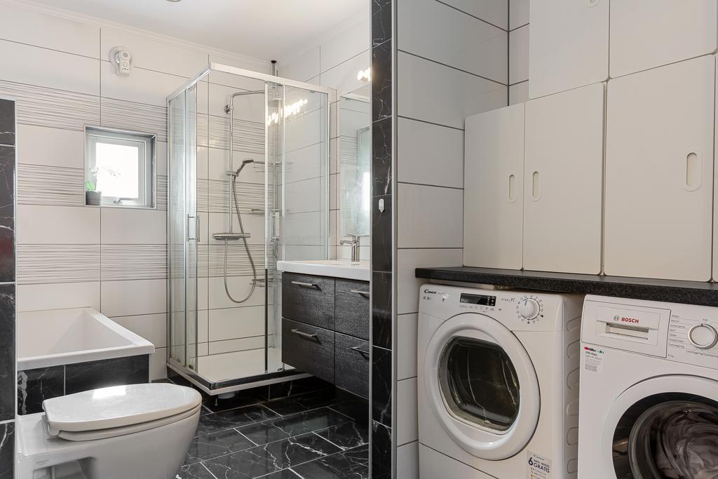 Badrum med tvättavdelning