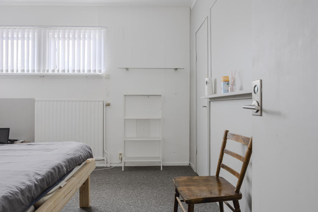 Sovrum vid vardagsrum