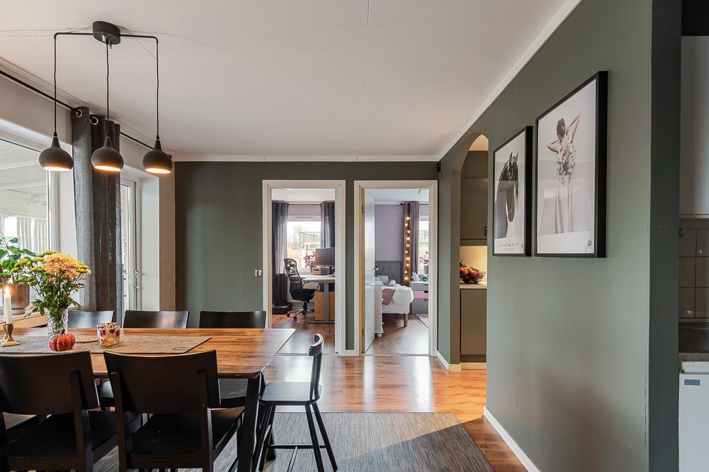 Matrum i anslutning till köket och utgång till det inglasade uterummet