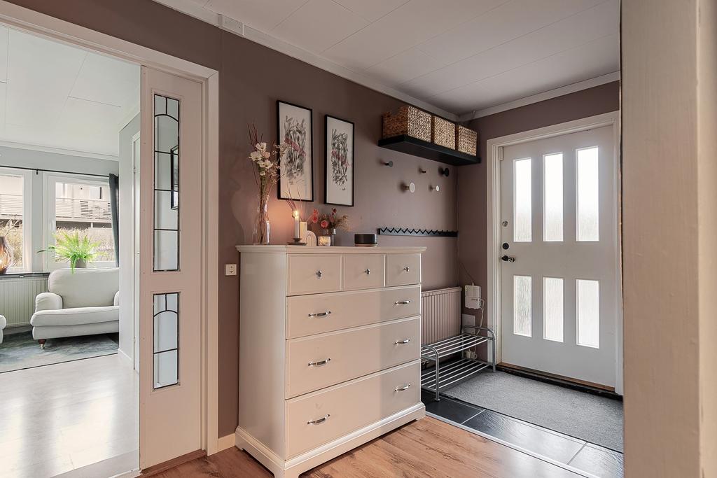 Hall mot allrum samt 2 sovrum