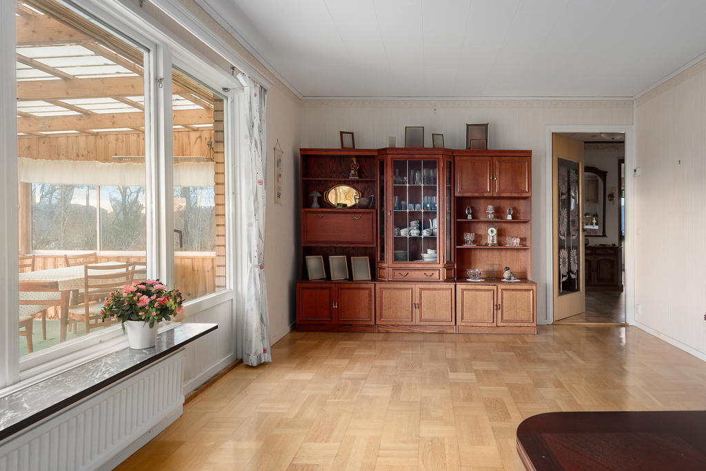 Vardagsrum. Utgång till inglasat uterum 