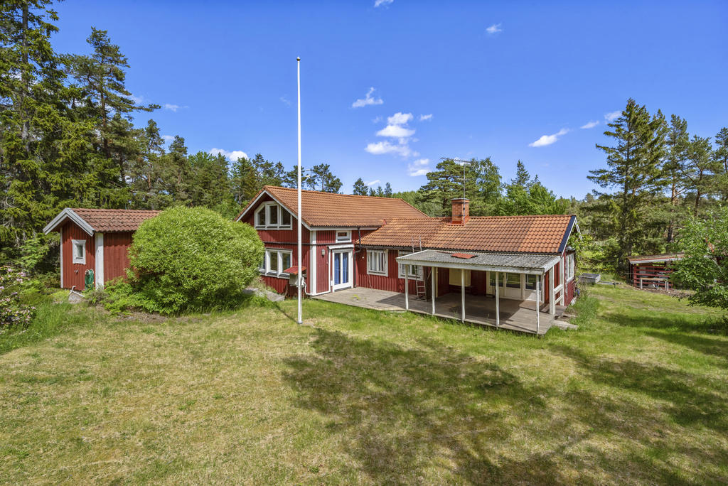 Pumphus med filteranläggning till vänster