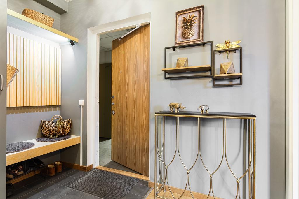 Entré med platsbygd bänk och hylla 