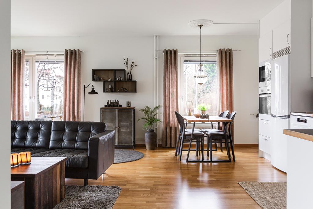 Öppen planlösning mellan kök och vardagsrum