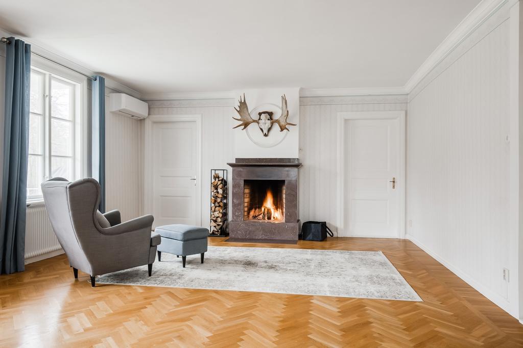 Vardagsrum med öppen spis