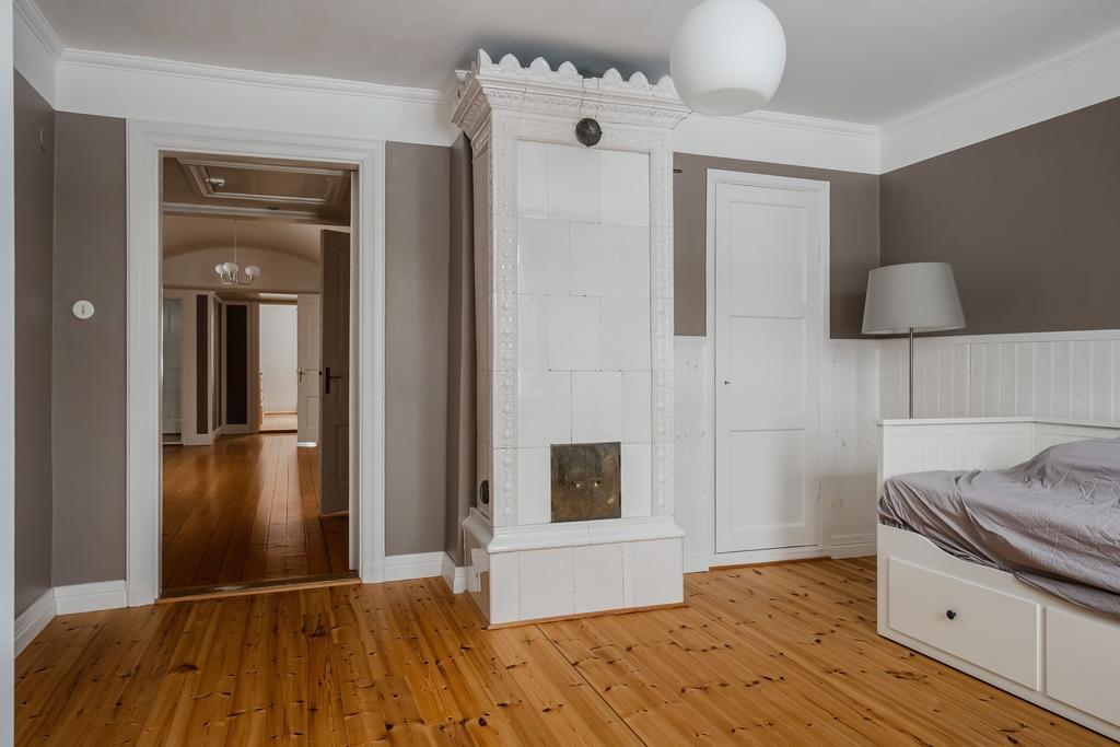 med kakelugn och garderob