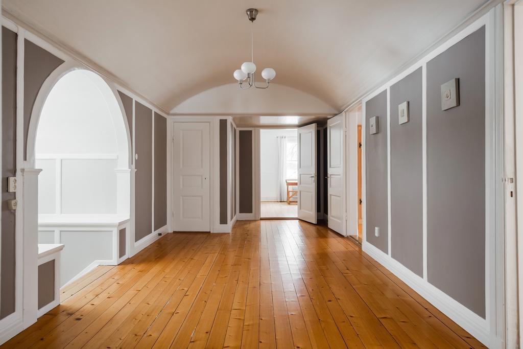 Övre hall mot ytterligare möjliga sovrum