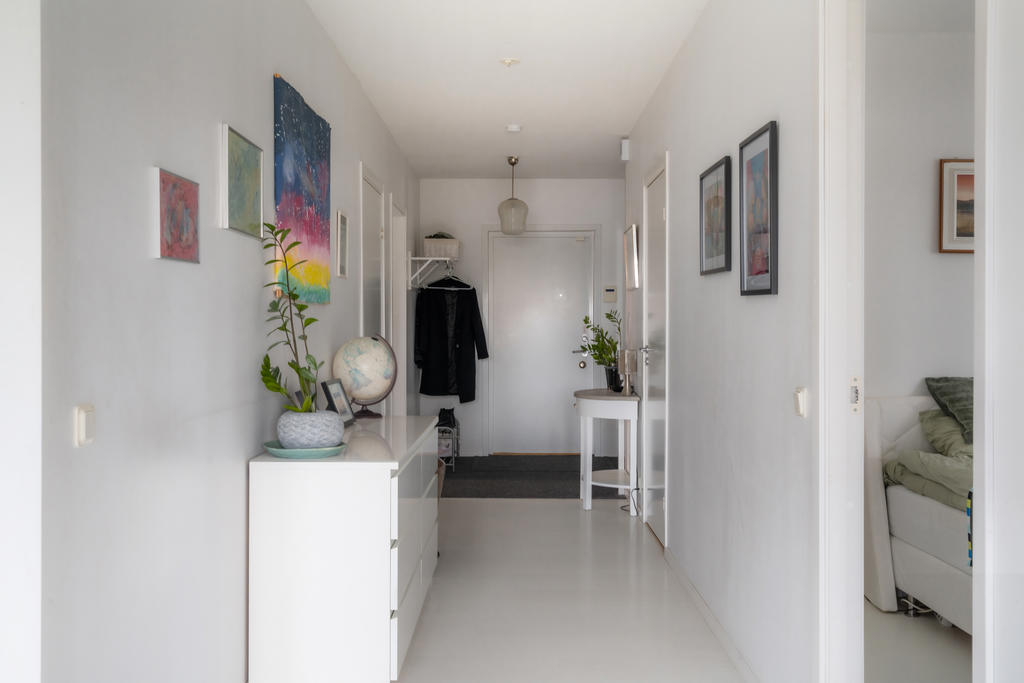 I hallen finns plats för hallmöbler och avhängning. 